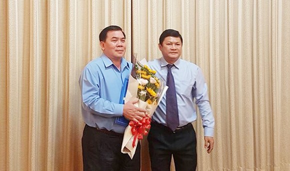 Ông Lê Văn Hùng (trái) nhận quyết định nghỉ hưu từ ngày 1-9-2018