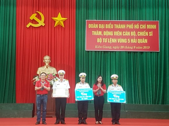 Đoàn đại biểu TPHCM dâng hương Chủ tịch Hồ Chí Minh tại Vùng 5 Hải quân ảnh 2