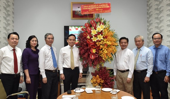 Phó Bí thư Thường trực Thành ủy TPHCM Trần Lưu Quang cùng các đồng chí lãnh đạo TPHCM thăm và chúc mừng Văn phòng Hội đồng Giám mục Việt Nam. Ảnh: VIỆT DŨNG