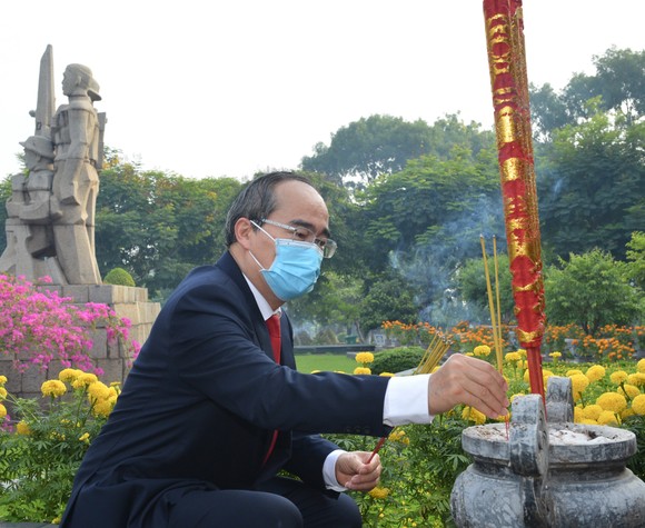 Đoàn lãnh đạo TPHCM dâng hương, dâng hoa tưởng nhớ Chủ tịch Hồ Chí Minh và các anh hùng, liệt sĩ  ảnh 2