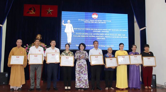 Chủ tịch Ủy ban MTTQ Việt Nam TPHCM Tô Thị Bích Châu tặng bằng khen cho các tập thể, cá nhân tiêu biểu học tập và làm theo tư tưởng, đạo đức, phong cách Hồ Chí Minh  2 năm 2019 - 2020