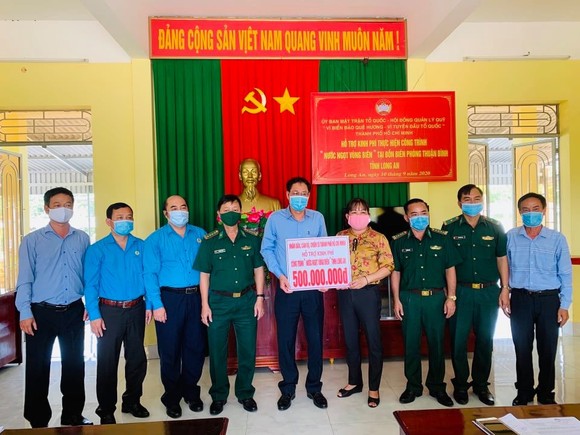 TPHCM thăm, tặng quà lực lượng biên phòng tỉnh Long An tham gia phòng chống dịch Covid-19 ảnh 2