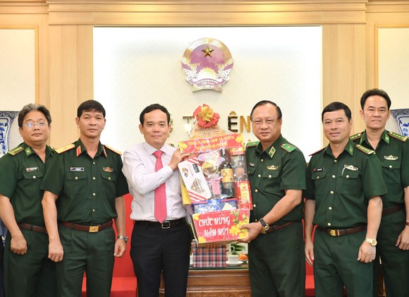 Đoàn lãnh đạo TPHCM thăm, chúc tết các đơn vị quân đội ảnh 1