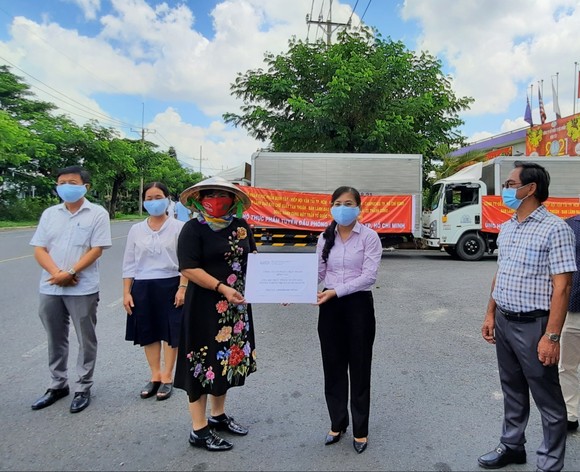 Hơn 1,3 tỷ đồng hàng hóa, thực phẩm ủng hộ các lực lượng tuyến đầu phòng, chống dịch Covid-19 ảnh 1
