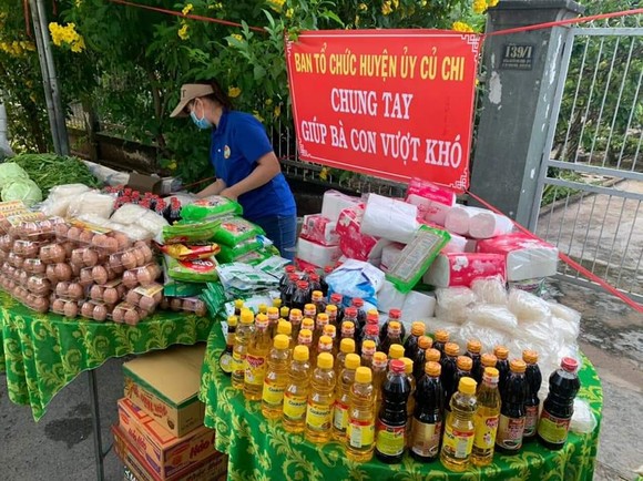 Nhiều mô hình tình nguyện hỗ trợ người dân những ngày giãn cách phòng, chống dịch Covid-19 ảnh 2