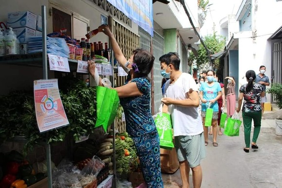 Nhiều mô hình tình nguyện hỗ trợ người dân những ngày giãn cách phòng, chống dịch Covid-19 ảnh 1