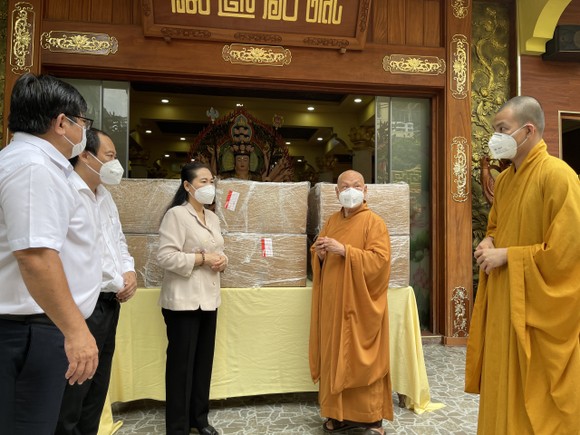 Giáo hội Phật giáo Việt Nam tặng TPHCM 6 máy thở đa năng ảnh 1