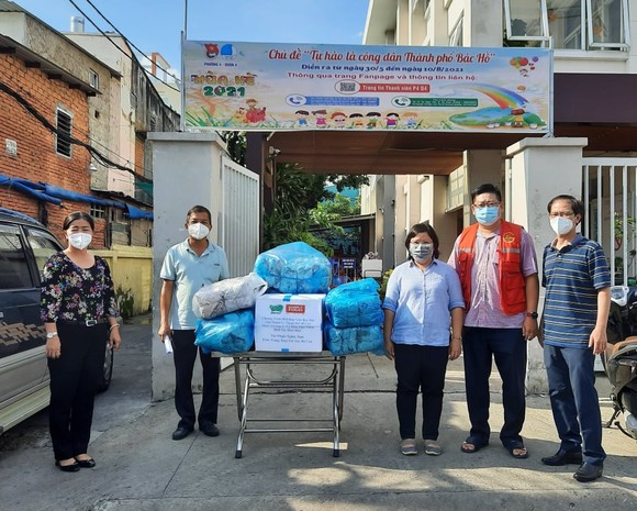 Phó Ban Thường trực Ban Dân vận Thành ủy TPHCM Nguyễn Thị Bạch Mai (bìa trái) trao 200 túi thuốc nghĩa tình đến phường 8, quận 4