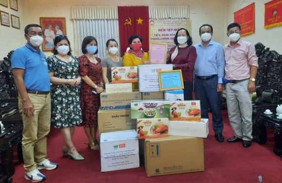 Ủy ban MTTQ Việt Nam TP Cần Thơ tiếp nhận trang thiết bị y tế, hàng hóa thiết yếu do Công ty CP Thực phẩm Bình Tây trao tặng