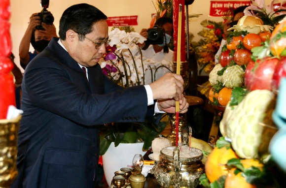 Thủ tướng và đoàn đại biểu TPHCM dâng hương, dâng hoa tưởng nhớ Chủ tịch Hồ Chí Minh ảnh 2