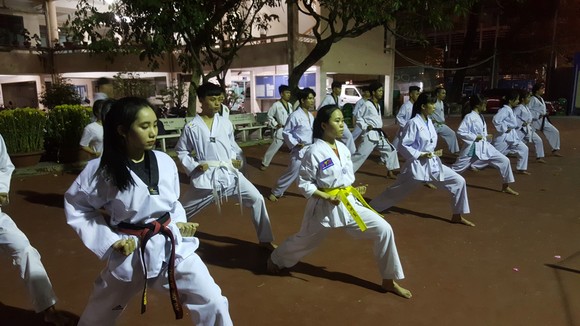 Trào lưu phái đẹp theo tập môn taekwondo ngày càng đông đảo. Ảnh: NGUYỄN ANH