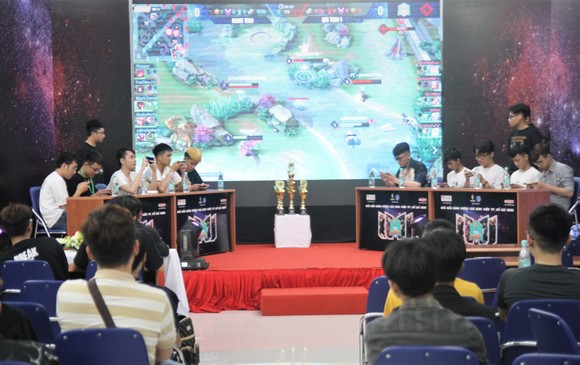Các game thủ tham gia thi đấu tại giải thể thao điện tử sinh viên TPHCM 2020. Ảnh: NGUYỄN ANH