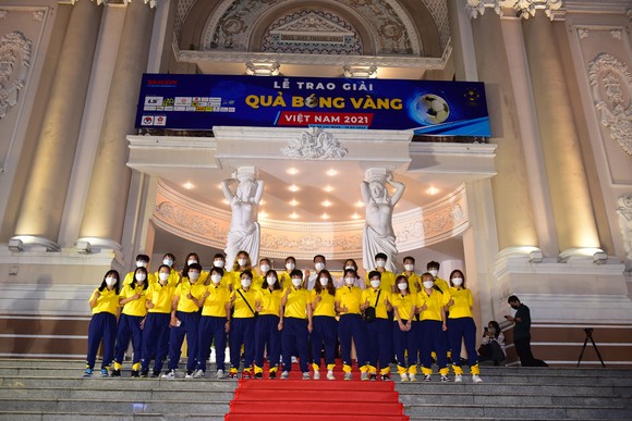 Các VĐV của CLB nữ TPHCM tại Lễ trao giải Quả bóng vàng Việt Nam 2021. Ảnh: DŨNG PHƯƠNG