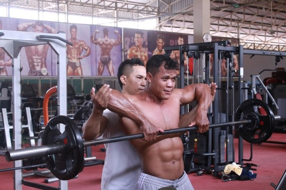 Các VĐV thể hình Campuchia tập luyện tại một phòng gym ở Phnom Penh