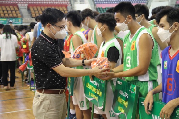 Hơn 100 đội bóng tranh tài tại giải bóng rổ học sinh TPHCM năm 2022 ảnh 2