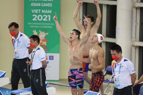 Đội tuyển bơi Việt Nam lần đầu giành HCV 4x200m tự do nam ảnh 1