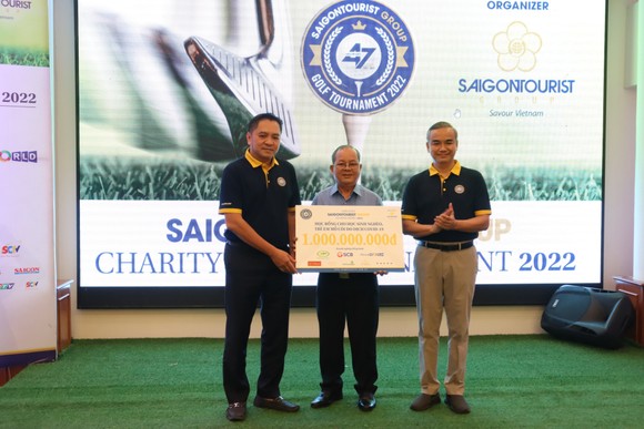 Ông Trần Hữu Tâm – Phó Chủ tịch Hội Bảo trợ Bệnh nhân nghèo TPHCM (giữa) đã thay mặt nhận bảng biểu quỹ học bổng do Saigontourist Group trao tặng. Ảnh: NGUYỄN ANH