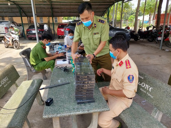 Bắt giữ 7.598 chiếc điện thoại di động nhập lậu ảnh 1