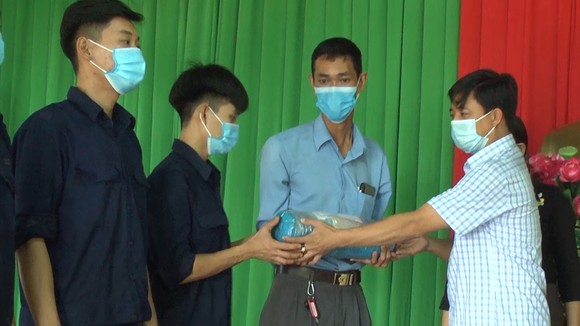 Lộc Ninh: Bàn giao 42 hài cốt liệt sĩ về an táng tại Nghĩa trang liệt sĩ ảnh 1