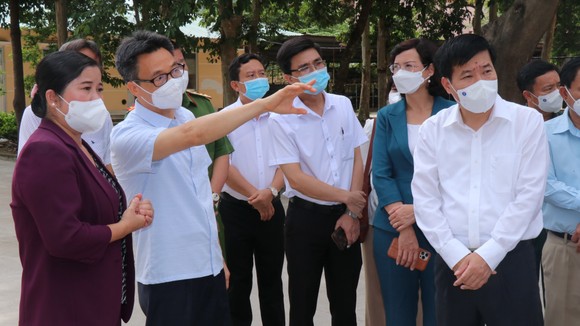 Phó Thủ tướng Vũ Đức Đam kiểm tra công tác điều trị tại bệnh viện dã chiến huyện Đồng Phú (Bình Phước) ảnh 1
