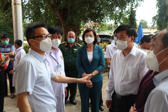 Phó Thủ tướng Vũ Đức Đam kiểm tra công tác điều trị tại bệnh viện dã chiến huyện Đồng Phú (Bình Phước) ảnh 2