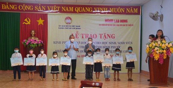 Nguyên Phó Thủ tướng Thường trực Trương Hòa Bình tặng quà học sinh, sinh viên dân tộc vùng biên giới Bình Phước ảnh 1