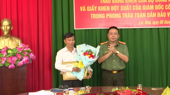 Bình Phước: Trao Bằng khen của Bộ Công an cho cán bộ và nhân dân xã biên giới Lộc An ảnh 2
