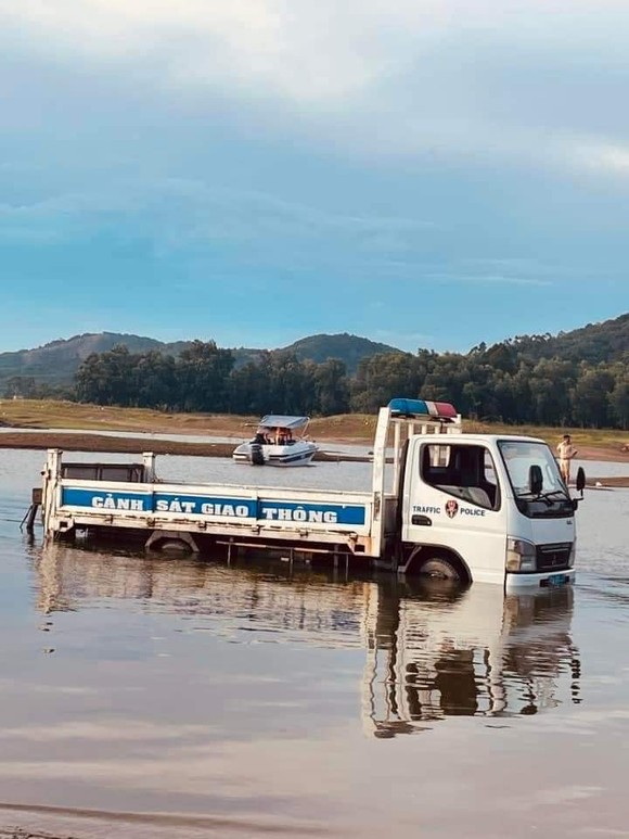Đồng Nai: Lật xuồng trên hồ Đa Tôn, 2 người mất tích ảnh 1