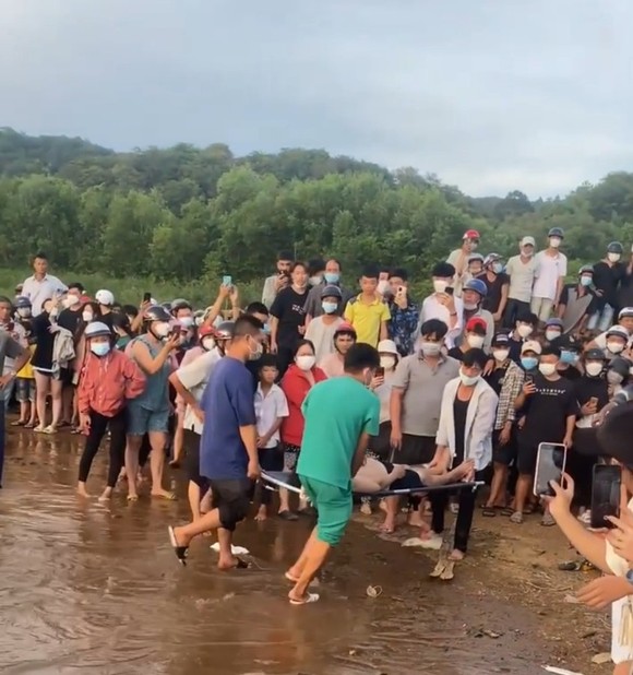 Vụ lật thuyền trên hồ Đa Tôn: Tìm thấy thi thể 2 người mất tích ảnh 1