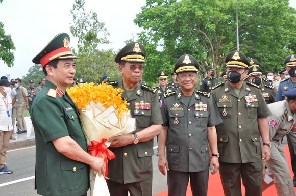 Giao lưu hữu nghị Quốc phòng biên giới Việt Nam - Campuchia ảnh 1
