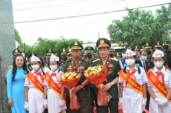Giao lưu hữu nghị Quốc phòng biên giới Việt Nam - Campuchia ảnh 2