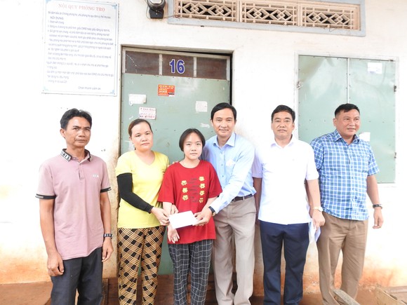 Báo Sài Gòn Giải Phóng và mạnh thường quân trao tặng 22 triệu đồng cho nữ sinh nghèo, khuyết tật ở Bình Phước ảnh 1