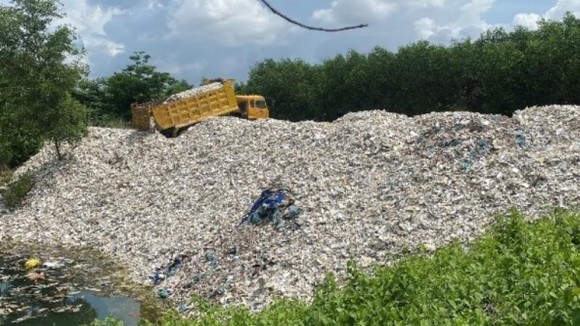 Đồng Nai: Đổ trộm 18 tấn chất thải rắn công nghiệp xuống hồ nước ảnh 1