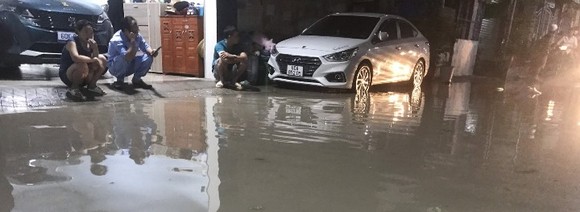 Khoảng 16 giờ ngày 26-7, trận mưa lớn khiến nhiều tuyến đường ở các huyện, TP thuộc tỉnh Đồng Nai bị ngập sâu. ảnh 1