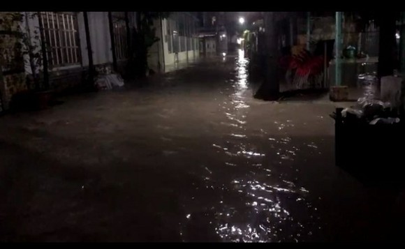 Khoảng 16 giờ ngày 26-7, trận mưa lớn khiến nhiều tuyến đường ở các huyện, TP thuộc tỉnh Đồng Nai bị ngập sâu.  ảnh 2