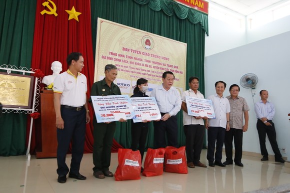 Trưởng Ban Tuyên giáo Trung ương trao nhà tình nghĩa cho cựu chiến binh ở Đồng Nai ảnh 2