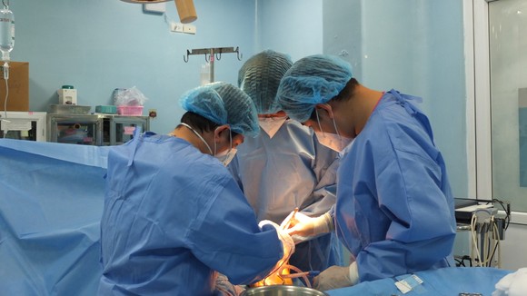 Bệnh viện Bình Dân: Lần đầu tiên dùng màng ngoài tim bò tạo hình động mạch chủ bụng ảnh 2