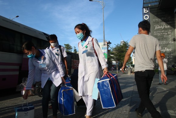 Đoàn y bác sĩ Bình Định ra hỗ trợ Bệnh viện dã chiến Tiên Sơn ảnh 4