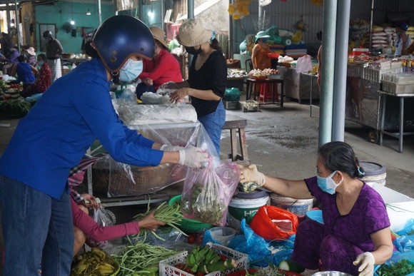 Đà Nẵng: Đi chợ giúp người dân đang cách ly vì Covid-19 ảnh 2