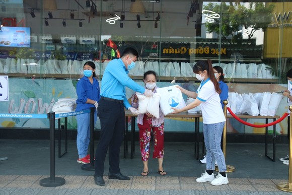 Trao tặng 2.800 suất nhu yếu phẩm cho người dân gặp khó khăn tại Đà Nẵng ảnh 1