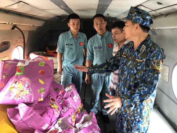 Trực thăng quân đội tham gia cứu nạn vụ sạt lở ở Thừa Thiên – Huế ảnh 1