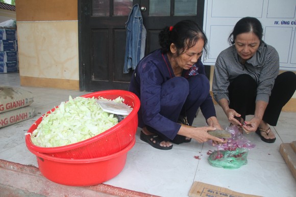 Tổ chức nấu nhiều suất ăn, đưa đến hỗ trợ người dân vùng lũ Quảng Trị ảnh 1