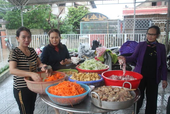 Tổ chức nấu nhiều suất ăn, đưa đến hỗ trợ người dân vùng lũ Quảng Trị ảnh 2