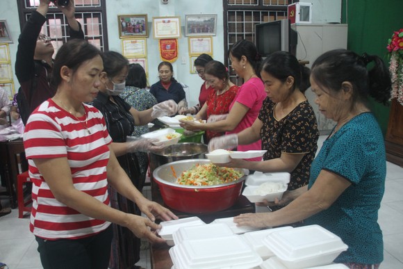 Tổ chức nấu nhiều suất ăn, đưa đến hỗ trợ người dân vùng lũ Quảng Trị ảnh 3