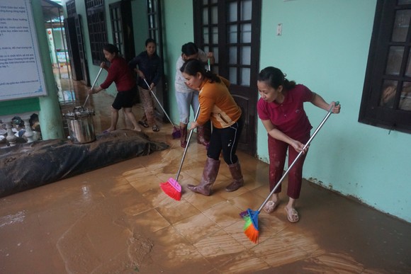 Tất bật dọn rửa bùn non để đón học sinh đến trường sau lũ ảnh 1