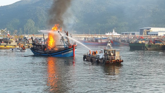 Đà Nẵng: 3 tàu cá cháy lớn khi đang neo đậu tại bờ ảnh 2