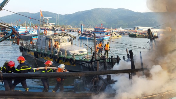Đà Nẵng: 3 tàu cá cháy lớn khi đang neo đậu tại bờ ảnh 3