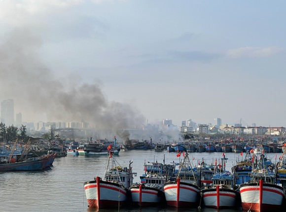 Đà Nẵng: 3 tàu cá cháy lớn khi đang neo đậu tại bờ ảnh 1