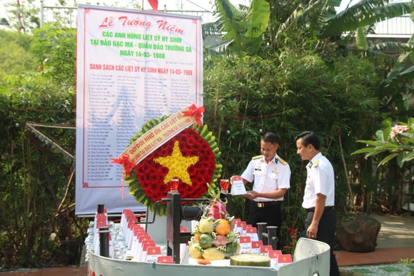 Dâng hương tưởng nhớ 64 anh hùng liệt sĩ Gạc Ma ảnh 2