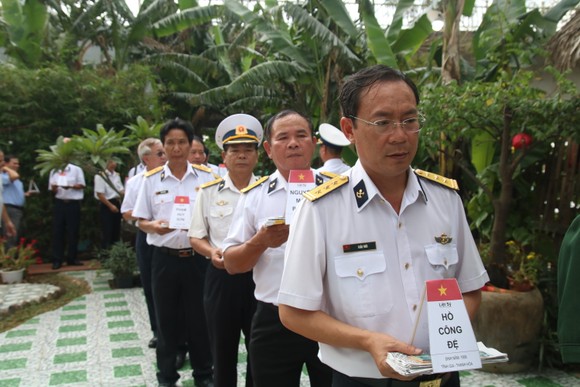 Dâng hương tưởng nhớ 64 anh hùng liệt sĩ Gạc Ma ảnh 8